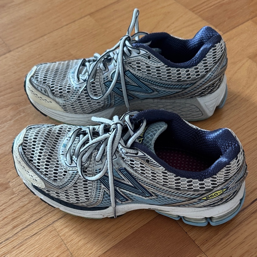 New Balance Women's Gray and Blue Athletic Shoes 860 V2 barely used